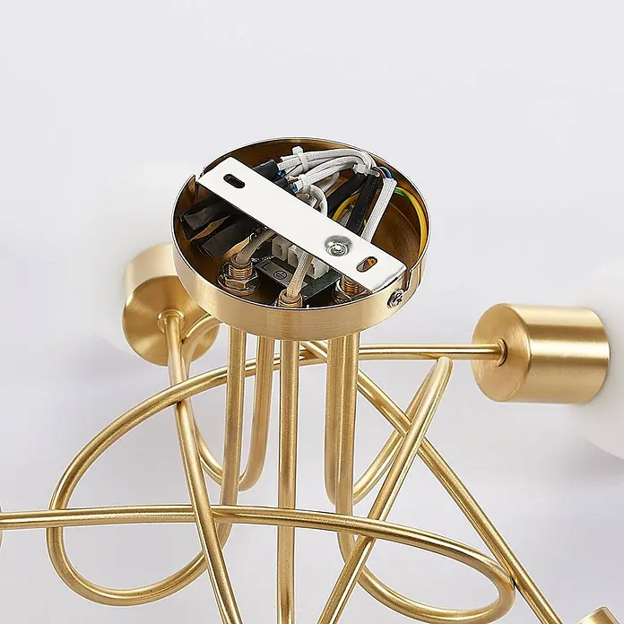 Lindby Deckenleuchte Elaina - messing / gold, E14 - Goldene Zierleuchte mit freiliegender Innenverdrahtung und Montagehalterung. Verfügt über verschlungene goldene Metallstangen und weiße Kugelschirme.
