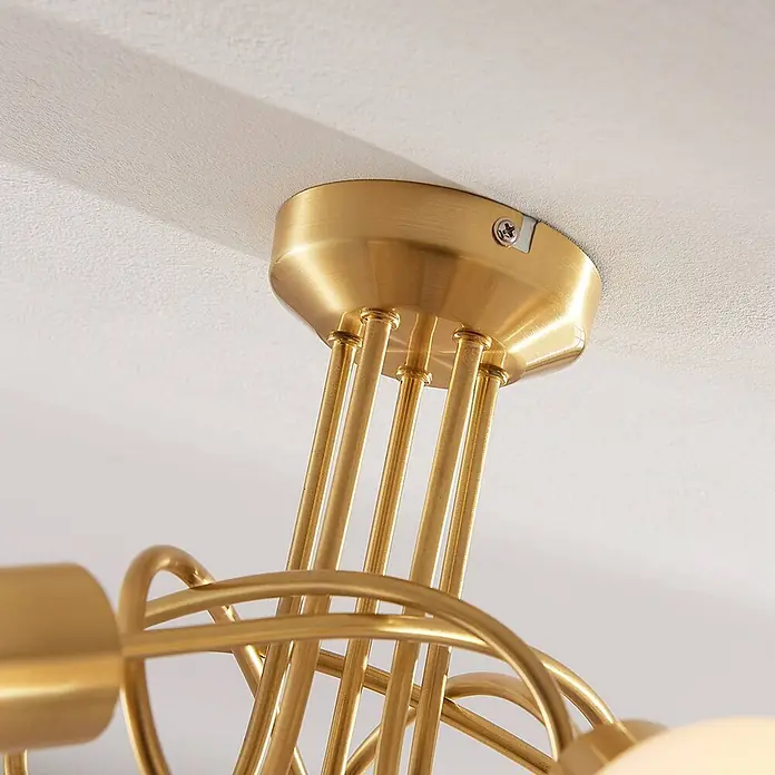 Lindby Deckenleuchte Elaina - messing / gold, E14 - Goldfarbene Metallbasis einer Deckenleuchte mit dekorativen Stäben, die nach unten zeigen.