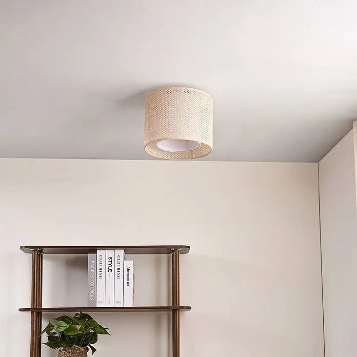 Lindby Deckenleuchte Soula - creme / amber, E27 - Zylindrische Deckenleuchte aus natürlichem Rattan, bündig montiert.
