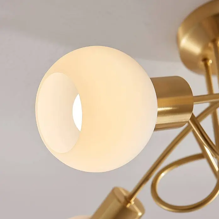 Lindby Deckenleuchte Elaina - messing / gold, E14 - Goldene Deckenleuchte mit beleuchtetem, mattweißem Glasschirm.