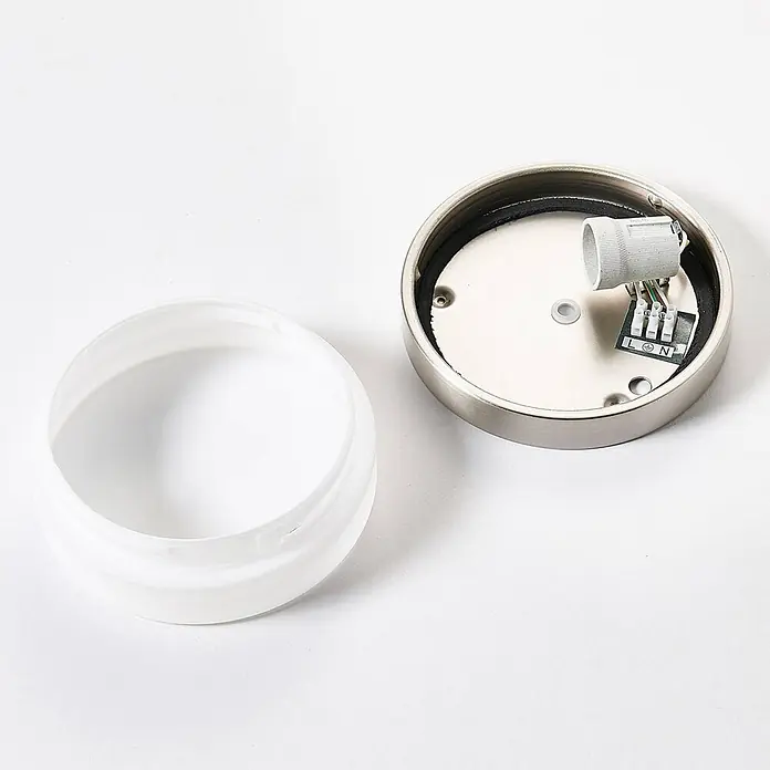 Lindby Deckenleuchte Amilia - L x B x H: 18 x 18 x 6,5 cm, alu / grau / zink, E27 - Milchglasdiffusor neben gebürsteter Metall-Lampenbasis mit Fassung und Anschlussklemmen.