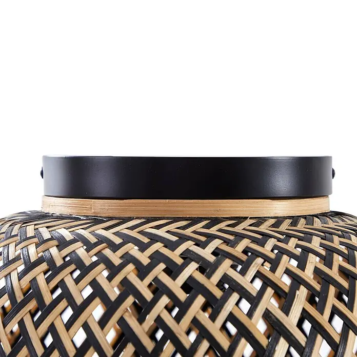 Lindby Deckenleuchte Nerys - Holz dunkel, E27 - Nahaufnahme eines Lampenschirms mit schwarz-natürlichem Bambusgeflecht, oben mit einem schwarzen Metallring und einem Naturholzband.