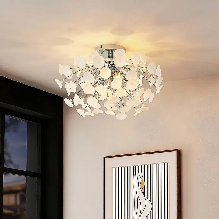 Lindby Deckenleuchte Yurina - chrom / silber, weiß / opal, E14 - Moderne Deckenleuchte aus Chrom mit vielen weißen, scheibenförmigen Schirmen, die einen warmen Schein im Raum verbreitet.