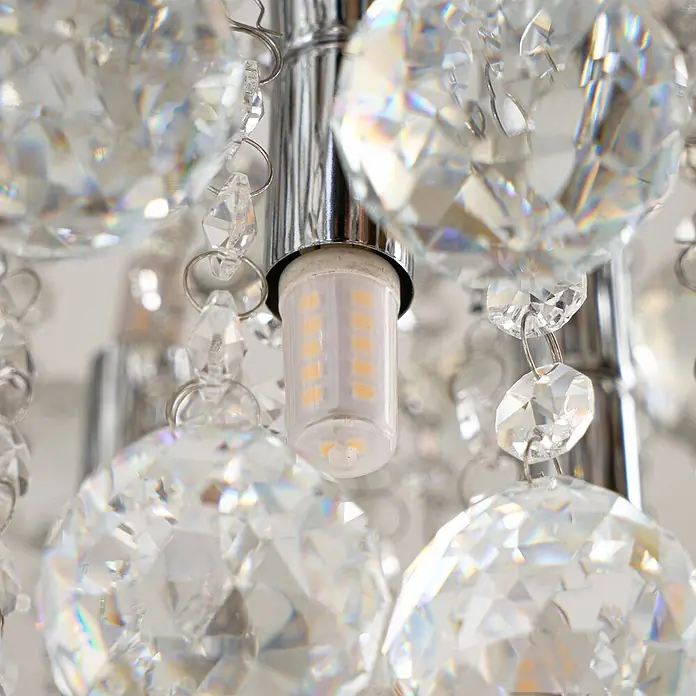Lindby Deckenleuchte Antonino - chrom / silber, klar / transparent, G9 - G9 LED-Lampe in einer Chromfassung, umgeben von facettierten klaren Kristallglaselementen eines Kronleuchters.