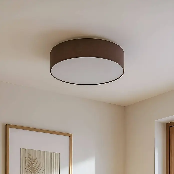 Lindby Deckenleuchte Sebatin - braun / rost, E27 - Runde braune Stoff-Deckenleuchte mit weißem Diffusor, an heller Decke montiert.