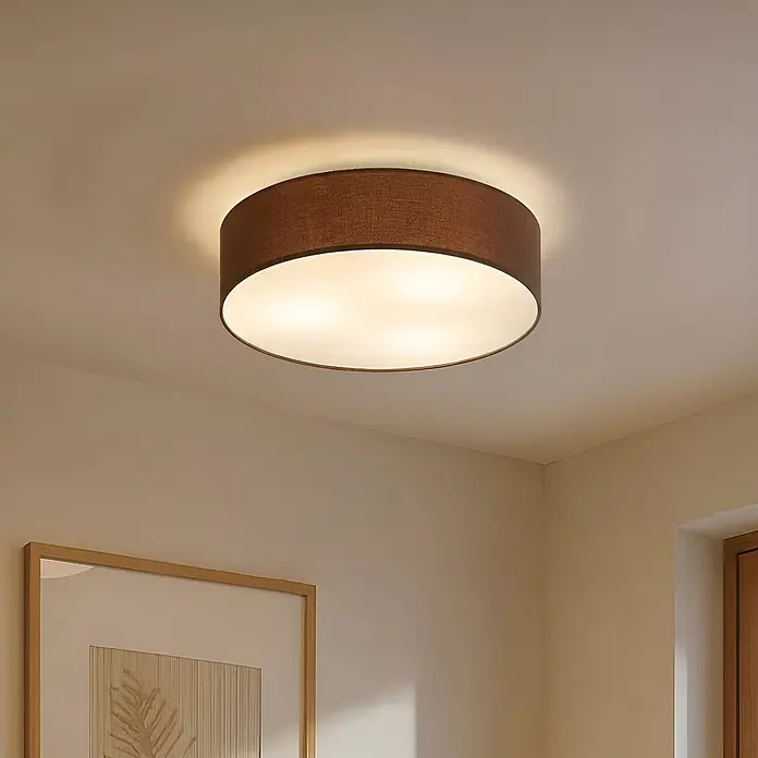Lindby Deckenleuchte Sebatin - braun / rost, E27 - Runde Deckenleuchte mit braunem Stoffschirm, an der Decke montiert, strahlt warmes, diffuses Licht ab.