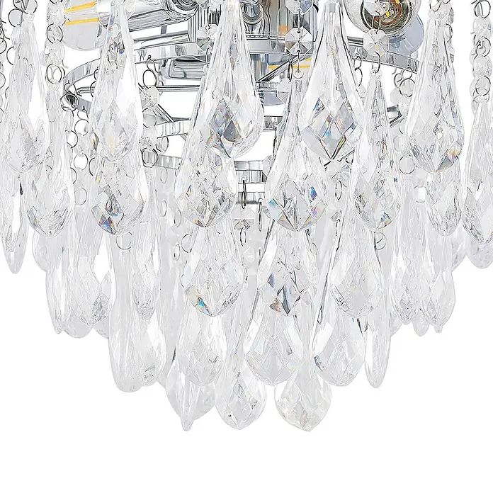 Lindby Deckenleuchte Silino - L x B x H: 40 x 40 x 40 cm, chrom / silber, chrom / silber, E14 - Nahaufnahme von klaren, facettierten, tropfenförmigen Kristallen einer Chrom-Leuchte.