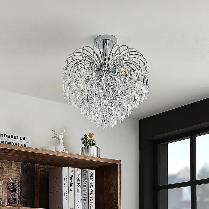 Lindby Deckenleuchte Silino - L x B x H: 40 x 40 x 40 cm, chrom / silber, chrom / silber, E14 - Verchromte Deckenleuchte mit kaskadierenden klaren Kristallanhängern in Tropfenform, die einen Raum beleuchtet.