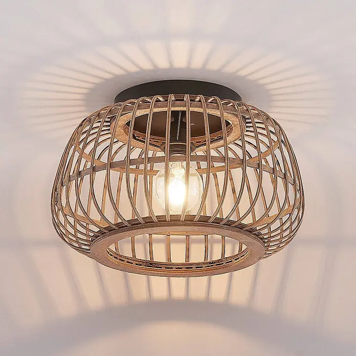 Lindby Deckenleuchte Bominio - L x B x H: 40 x 40 x 24,5 cm, Holz hell, E27 - Rattan-Deckenleuchte mit sichtbarer Glühbirne, wirft dekorative Schatten.