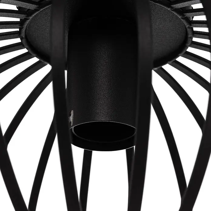 Lindby Deckenleuchte Maivi - schwarz, E27 - Nahaufnahme eines schwarzen Metall-Lampen- oder Laternenrahmens mit strukturierter Oberfläche, der ein zylindrisches Innenteil umschließt.