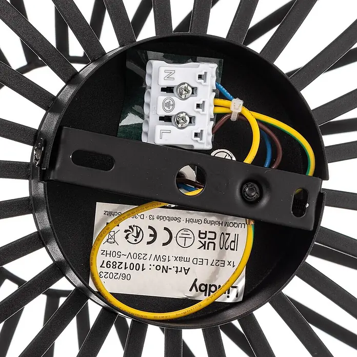 Lindby Deckenleuchte Maivi - schwarz, E27 - Innenansicht einer schwarzen Metall-Lampenfassung mit elektrischer Anschlussklemme, Kabeln und Produktspezifikationsetikett.
