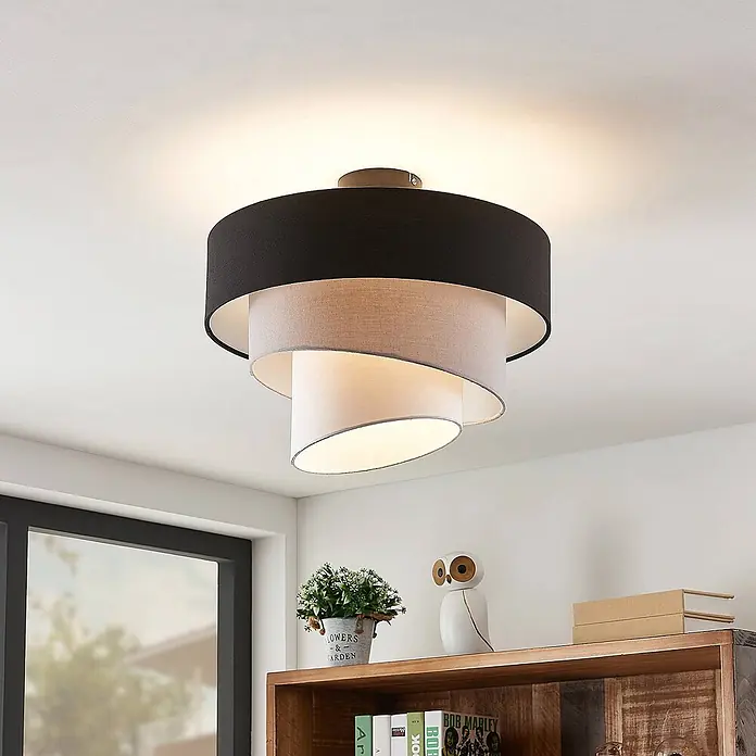 Lindby Deckenleuchte Coria - creme / amber, E27 - Elegante Deckenleuchte mit schwarzen, beigen und weißen spiralförmigen Stoffschirmen, die einen Raum beleuchtet.