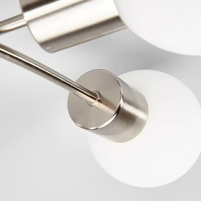Lindby Deckenlampe Glas Metall nickel matt, Deckenstrahler, Strahler -  - Gebürsteter Nickellampenarm verbunden mit einem weißen, kugelförmigen Lichtdiffusor.