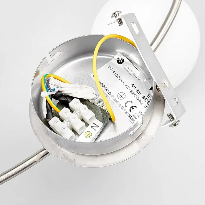 Lindby Deckenlampe Glas Metall nickel matt, Deckenstrahler, Strahler -  - Innenansicht eines silbernen Leuchtenfußes mit weißen Klemmen, farbigen Kabeln und einem Produktspezifikationsetikett.