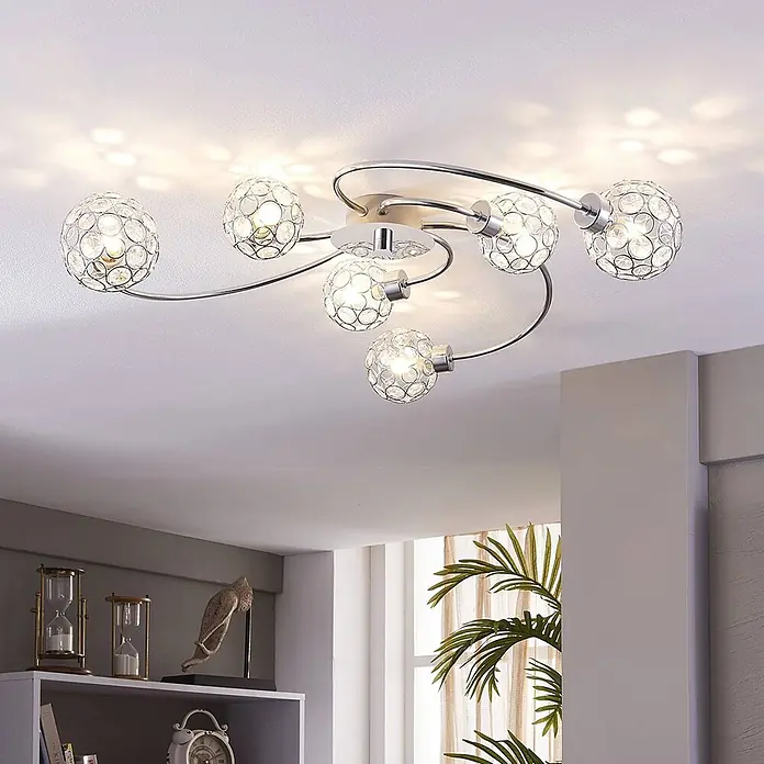 Lindby Deckenleuchte Tyron - L x B x H: 65 x 65 x 12,5 cm, chrom / silber, G9 - Verchromte Deckenleuchte mit sechs runden, kristallverzierten Lampenschirmen an einer Decke, die Lichtmuster wirft.