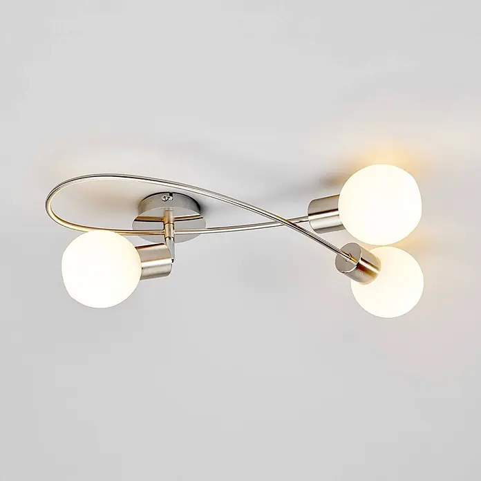 Lindby Deckenlampe Glas Metall nickel matt, Deckenstrahler, Strahler -  - Gebürstete Chrom-Deckenleuchte mit gebogenem Metallarm und drei weißen Kugellampen.