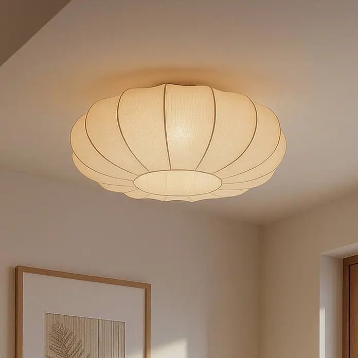 Lindby Deckenleuchte Helin - creme / amber, E27 - Eine hellbeige, gerippte Stoff-Deckenleuchte, die warm von der Decke leuchtet.