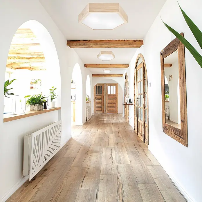 Envostar Deckenleuchte Hagen - L x B x H: 43 x 43 x 8,1 cm, Holz hell, E27 - Hexagonale Holzdeckenleuchten erhellen einen langen Flur mit gewölbten Durchgängen und Holzboden.