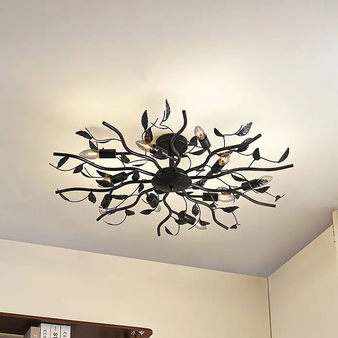 Lindby Deckenleuchte Yos - L x B x H: 95 x 95 x 20 cm, schwarz, E14 - Schwarze Deckenleuchte im Ast-Design mit Blättern und mehreren sichtbaren Glühbirnen, an der Decke montiert.