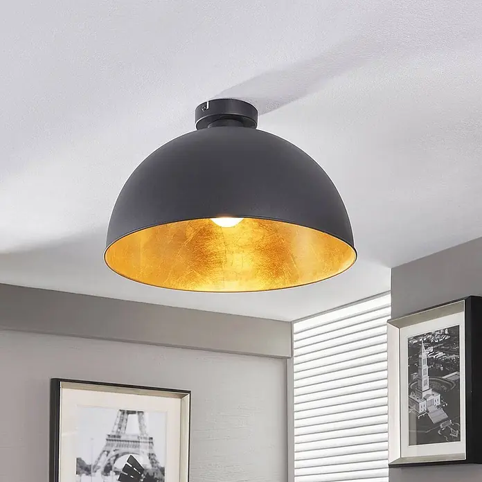 Lindby Deckenleuchte Lya - L x B x H: 41 x 41 x 27,5 cm, schwarz, schwarz, E27 - Eine schwarze, gewölbte Deckenleuchte mit goldfarbener Innenseite, bündig montiert, sanft leuchtend.