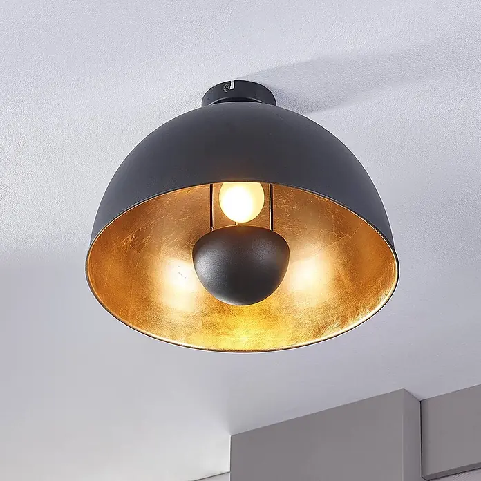 Lindby Deckenleuchte Lya - L x B x H: 41 x 41 x 27,5 cm, schwarz, schwarz, E27 - Schwarze halbkugelförmige Deckenleuchte mit goldener Innenseite, zentraler Glühbirne und mattem schwarzem Diffusor.