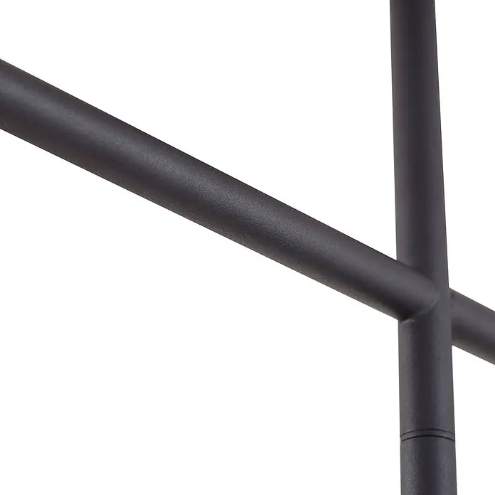 Lindby Deckenleuchte Marilou - schwarz, schwarz, GU10 - Detail von dunkelgrauen, strukturierten Metallrohren, die an einem Gelenk verbunden sind.