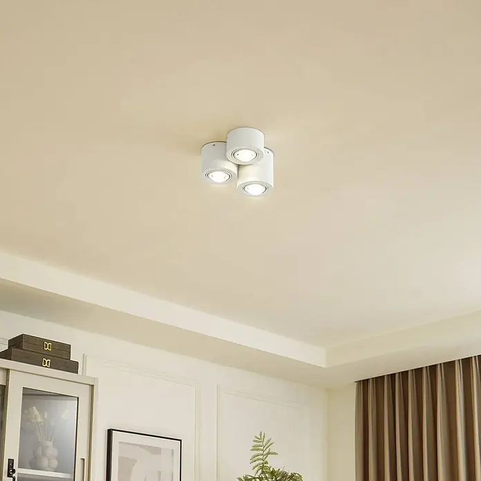 Lindby Deckenleuchte Jyla - weiß / opal, weiß / opal, 2GX53 - Drei weiße zylindrische Deckenstrahler sind an einer hellen Decke installiert.