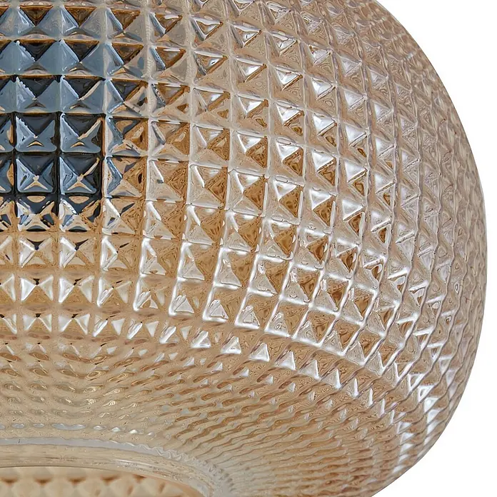 Lindby Deckenleuchte Hildur - creme / amber, E27 - Nahaufnahme eines runden bernsteinfarbenen Glasobjekts mit facettierter, pyramidenähnlicher Textur.