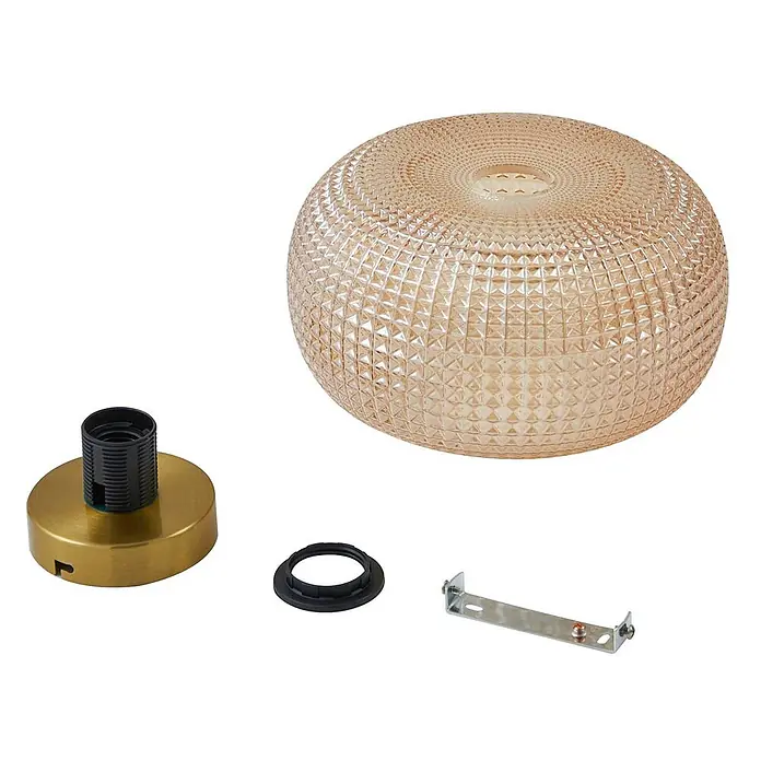 Lindby Deckenleuchte Hildur - creme / amber, E27 - Zerlegte pfirsichfarbene, gemusterte Glasschirm, Messinglampenfassung und silberne Deckenhalterung für eine Leuchte.