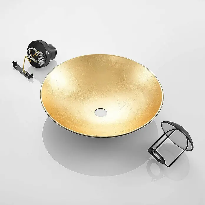 Lindby Deckenleuchte Narisara - L x B x H: 40 x 40 x 19 cm, schwarz, schwarz, E27 - Demontierte goldfarbene Pendelleuchtenkomponenten: eine Schirmkugel, schwarze Deckenrosette mit Verkabelung und ein Metallkäfig.