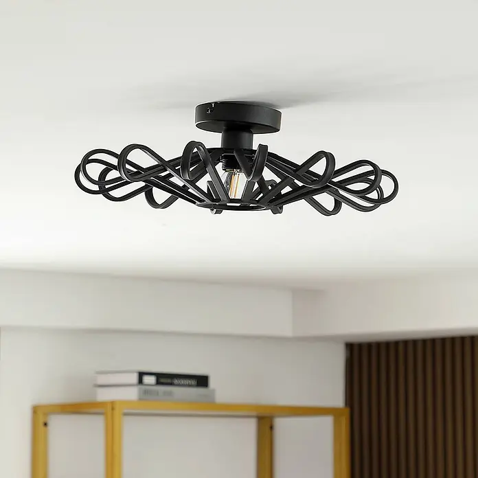 Lindby Deckenleuchte Kaelen - L x B x H: 45 x 45 x 14 cm, schwarz, E27 - Schwarze Deckenleuchte aus Metall mit einem kunstvollen, geschwungenen Rahmen und einer sichtbaren Edison-Glühbirne.