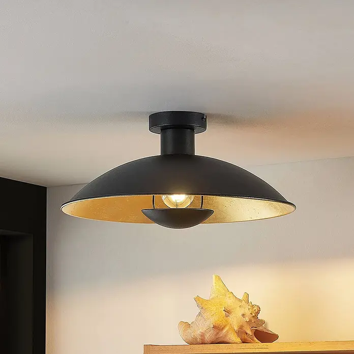 Lindby Deckenleuchte Narisara - L x B x H: 40 x 40 x 19 cm, schwarz, schwarz, E27 - Schwarze und goldene Deckenleuchte an der Decke, die warmes Licht auf eine Muschel wirft.