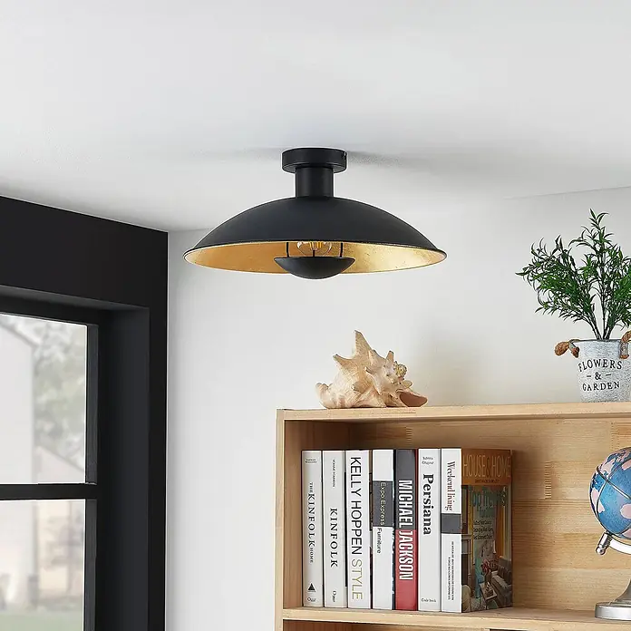 Lindby Deckenleuchte Narisara - L x B x H: 40 x 40 x 19 cm, schwarz, schwarz, E27 - Schwarze Deckenleuchte aus Metall mit goldfarbener Innenseite, an einer Decke montiert.