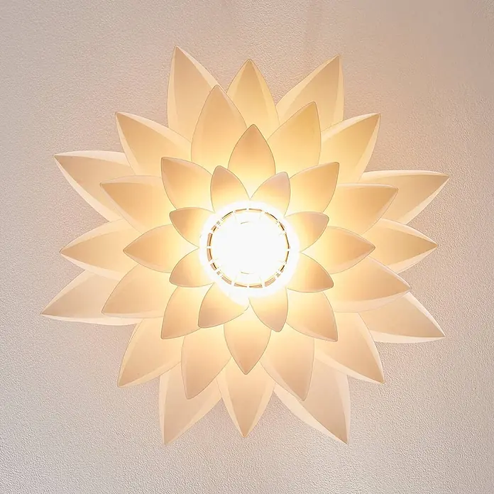 Lindby Deckenleuchte Rimon - weiß / opal, E27 - Lotusförmige Deckenleuchte mit durchscheinenden weißen Blütenblättern, die warmes Licht abstrahlt.