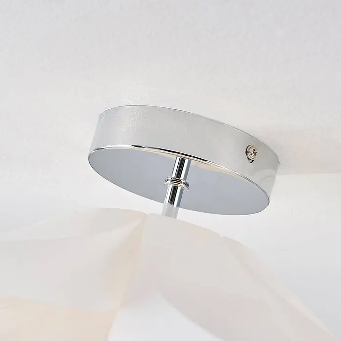 Lindby Deckenleuchte Rimon - weiß / opal, E27 - Verchromte Deckenhalterung für eine Leuchte mit texturierter Oberseite und weißem, transluzentem, gefaltetem Lampenschirm.
