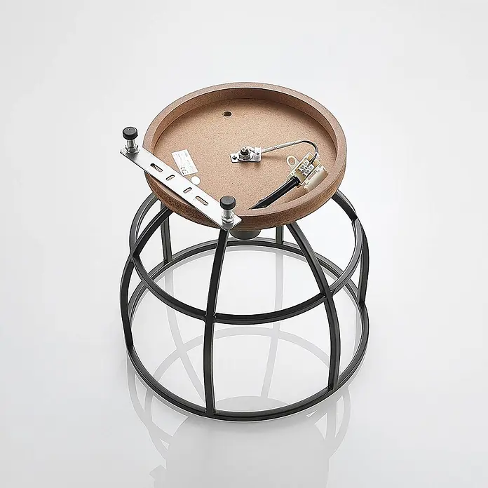 Lindby Deckenleuchte Rutger - Holz dunkel, schwarz, E27 - Deckenleuchten-Montagesatz mit runder Holzbasis, schwarzem Metallkäfig und sichtbaren elektrischen Anschlüssen.