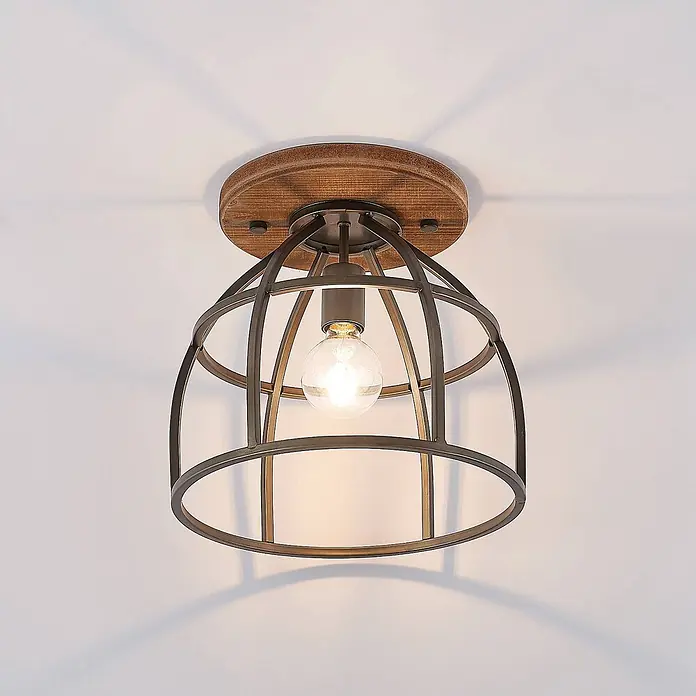 Lindby Deckenleuchte Rutger - Holz dunkel, schwarz, E27 - Deckenleuchte im Industriestil mit runder Holzbasis und dunklem Metallkäfig um eine klare, leuchtende Glühbirne.