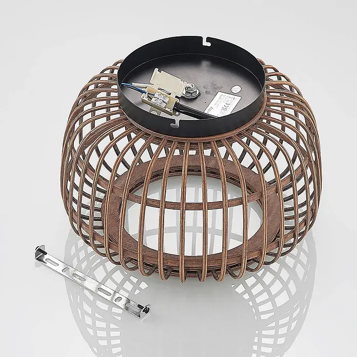 Lindby Deckenleuchte Bominio - Holz hell, E27 - Braune Rattan-Deckenleuchte mit schwarzer Metallhalterung und interner Verkabelung. Eine separate Montagehalterung ist ebenfalls abgebildet.