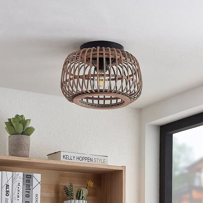 Lindby Deckenleuchte Bominio - Holz hell, E27 - Rattan-Deckenleuchte mit schwarzem Sockel und sichtbarer LED-Birne, an der Decke montiert.