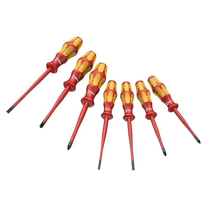 Wera Kraftform Plus Schraubendreher-Set 160 iSS/7 - 7 -tlg. - Das Bild zeigt eine Nahaufnahme von sieben roten und gelben Wera Schraubendrehern, die in einem Halbkreis angeordnet sind.