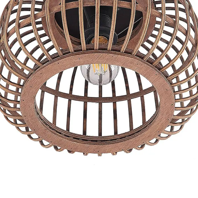 Lindby Deckenleuchte Bominio - Holz hell, E27 - Geflochtener brauner Rattan-Deckenlampenschirm mit sichtbarer LED-Glühbirne.