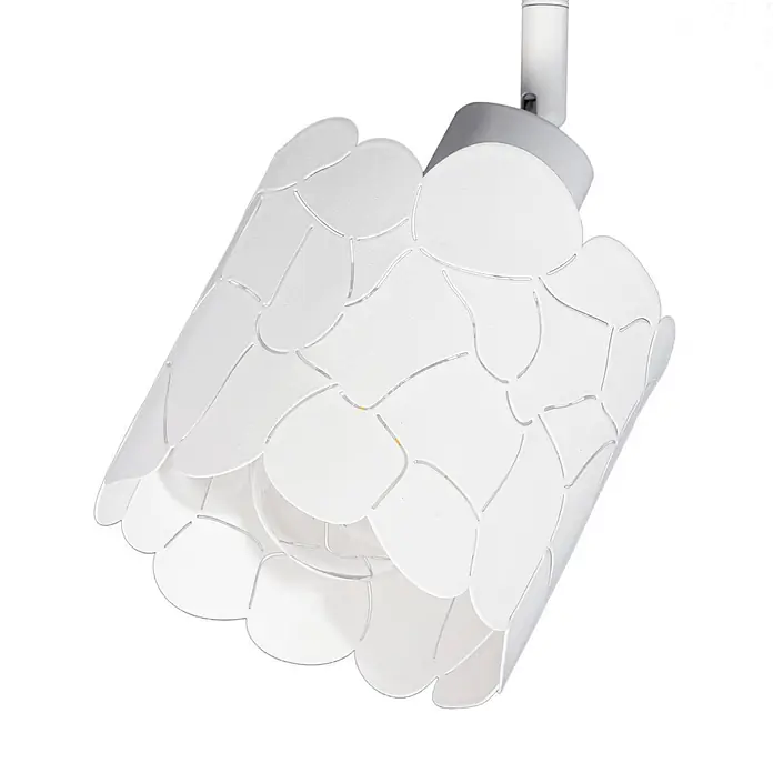 Lindby Deckenstrahler Aralena - weiß / opal, weiß / opal, E27 - Weißer, geschichteter Lampenschirm mit dekorativem Blütenmuster, an silberner Halterung.
