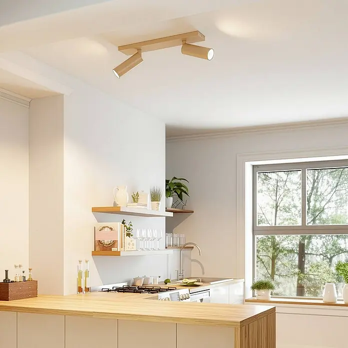 Arcchio Deckenstrahler Brinja Slim - braun / rost, braun / rost, GU10 - Deckenleuchte in heller Holzoptik mit zwei verstellbaren Strahlern, die eine moderne Küche beleuchten.