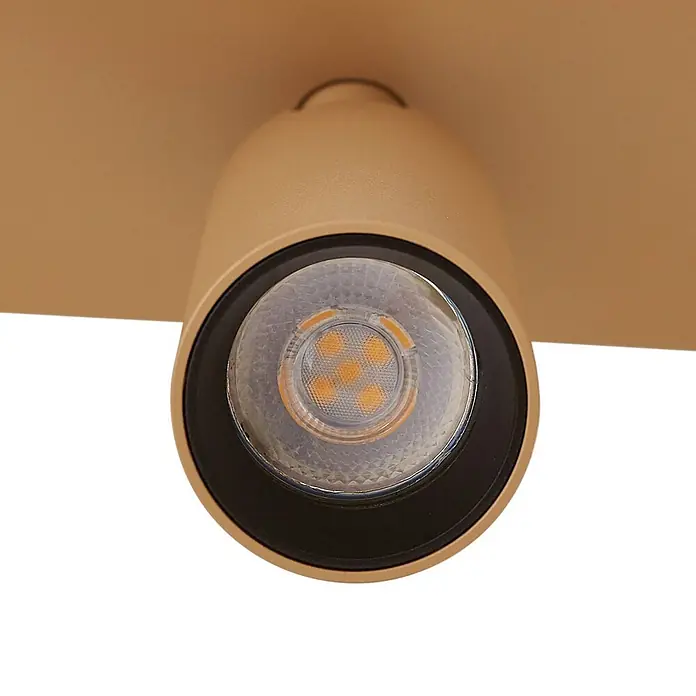 Arcchio Deckenstrahler Brinja Slim - braun / rost, braun / rost, GU10 - Goldfarbener LED-Strahler mit klarer Linse und vier sichtbaren Lichtemittern, auf einer Oberfläche montiert.