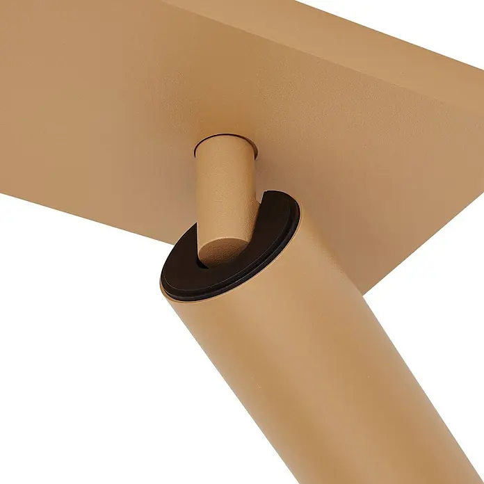 Arcchio Deckenstrahler Brinja Slim - braun / rost, braun / rost, GU10 - Nahaufnahme einer matten beigen Leuchte mit flacher rechteckiger Basis und verstellbarem zylindrischem Arm mit schwarzem Gelenk.