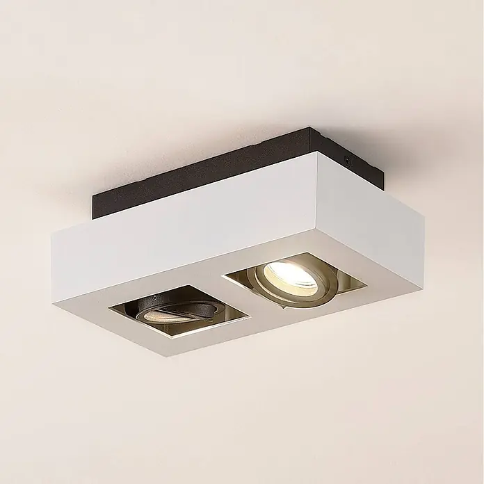 Arcchio Deckenstrahler Vince - weiß / opal, weiß / opal, GU10 - Weiß-rechteckige Deckenaufbauleuchte mit schwarzem Sockel und zwei verstellbaren, metallischen Strahlern, einer beleuchtet.