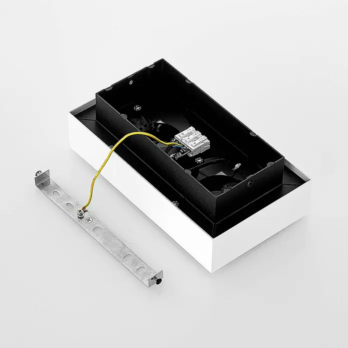 Arcchio Deckenstrahler Vince - weiß / opal, weiß / opal, GU10 - Demontiertes weißes Rechteck-Deckenleuchtengehäuse mit schwarzem Innenrahmen, Klemmblock und Metallhalterung mit gelbem Erdungskabel.