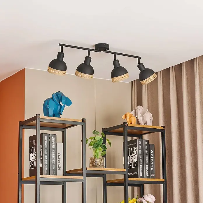 Lindby Deckenstrahler Lonnaris - schwarz, schwarz, E14 - Schwarze Deckenleuchte mit vier Spots und geflochtenen Rattandetails, an der Decke montiert.
