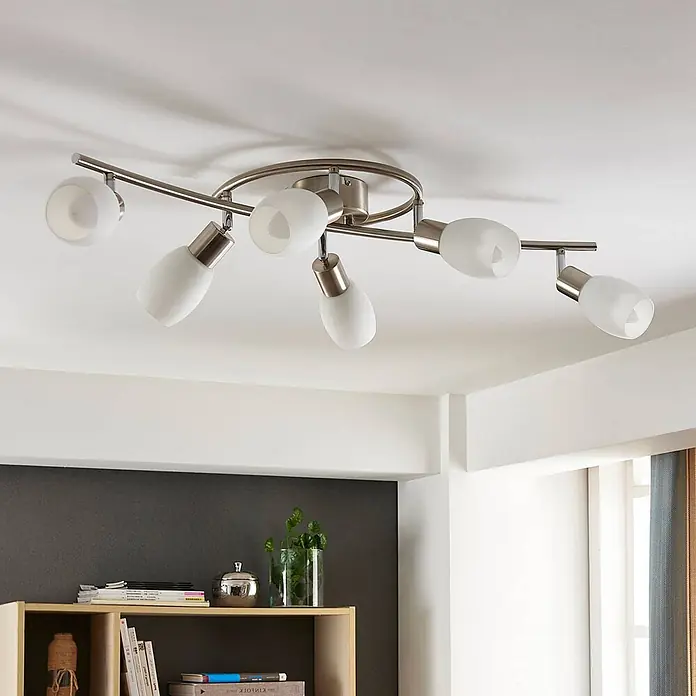Lindby Deckenstrahler Arda - alu / grau / zink, E14 - Deckenleuchte aus satiniertem Nickel mit sechs gefrosteten weißen Glasspots über einer dunkelgrauen Wand.