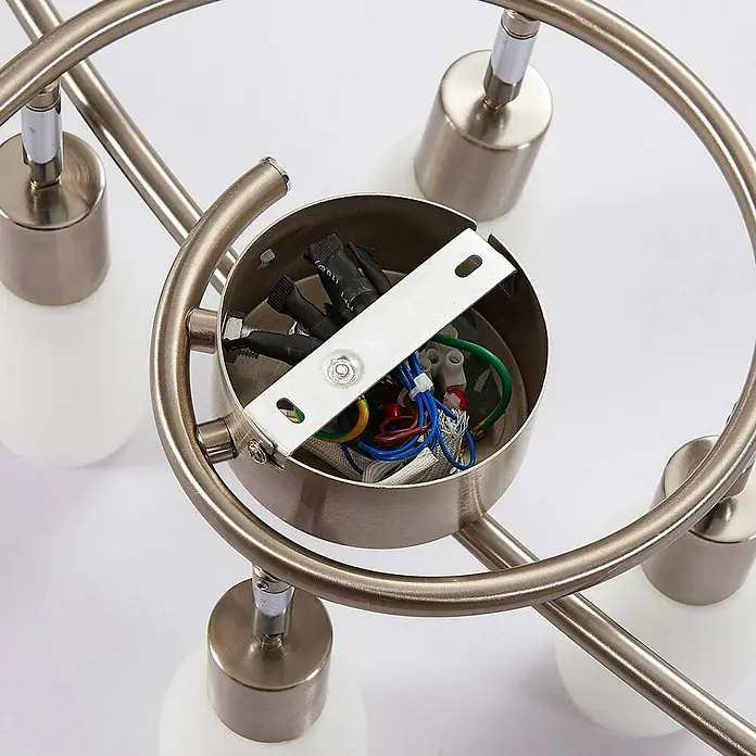 Lindby Deckenstrahler Arda - alu / grau / zink, E14 - Innenansicht einer Deckenleuchte aus gebürstetem Nickel mit Verkabelung und Montagehalterung.